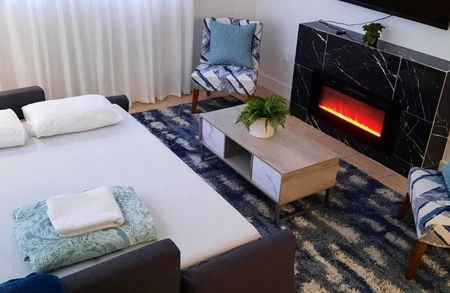 Fort Laud Nice Home 2 bed 3 beds 1 bath 10 min Olas blvd
