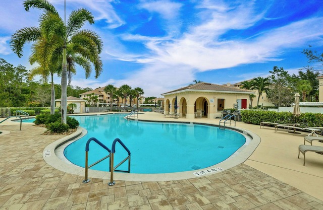 Fort Myers Condo on 1st Floor: Near Shops & Golf