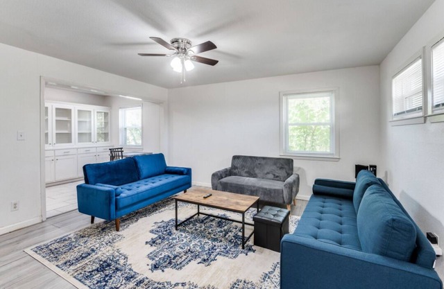 Chic 4BR 3BA Close to Downtown