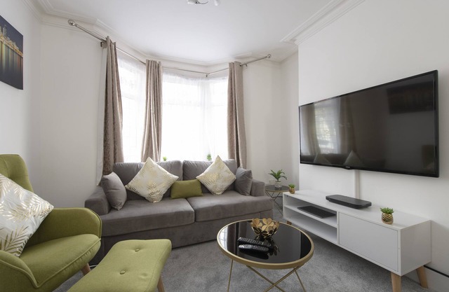 Fortified Cosy Three Bedroom Home Close to bus station with free Parking