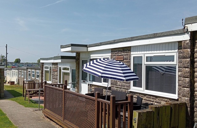 Fossils Retreat: comfy 2 bedroom chalet with Sun deck & wifi.