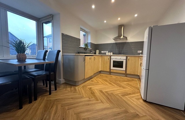 Four bed free parking contractor house