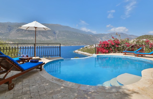 Villa de quatre chambres avec piscine privée et vue imprenable sur la mer