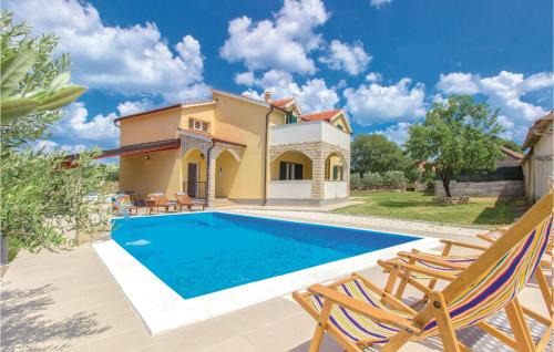 Four-Bedroom Holiday Home In Miljevci