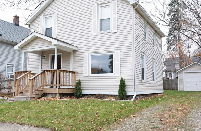 Four bedroom home walking distance to Historical Downtown Lapeer,