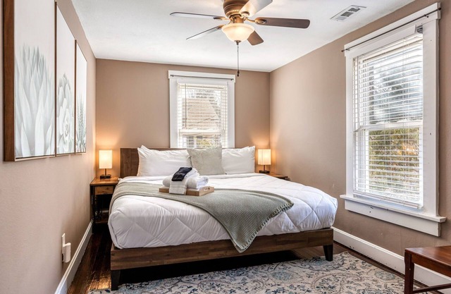 Four Bedroom House Walkable to Main St by StayLage