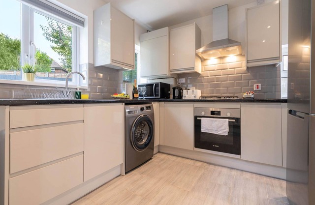Four Bedroom House with Garden and Parking in West Midlands
