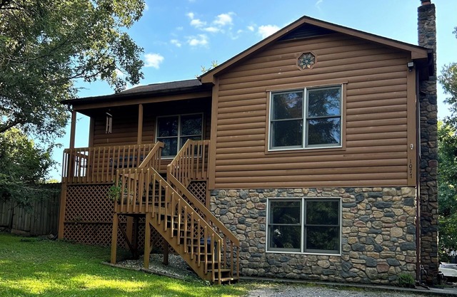 Four bedroom log cabin, less than 5 miles to Lane Stadium!