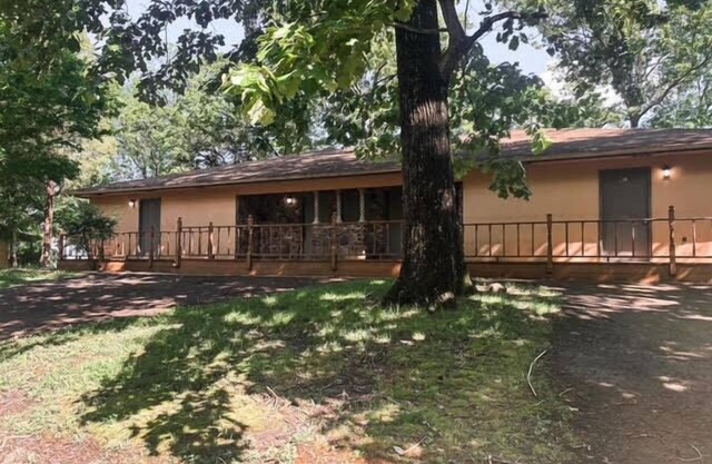 Four Bedroom Relaxing Bungalow w/ Two Full Kitchens!