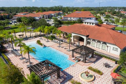 Four Bedroom w/Screened Pool Close to Disney 4572