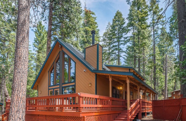 Four By Four Classic Pet Friendly Chalet in Dorrington - Sleeps 8-10.