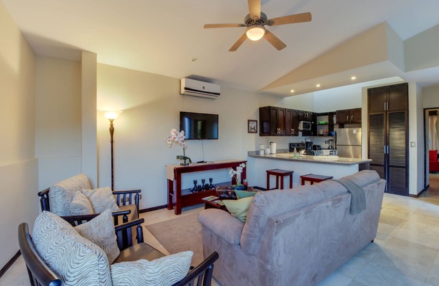 Quatre condos ensemble avec piscine partagée, salle de gym, tennis et accès à la plage