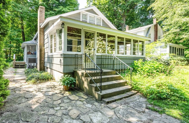 Four Night Min! Lakeside Home With 800 Feet Of Association Beach!