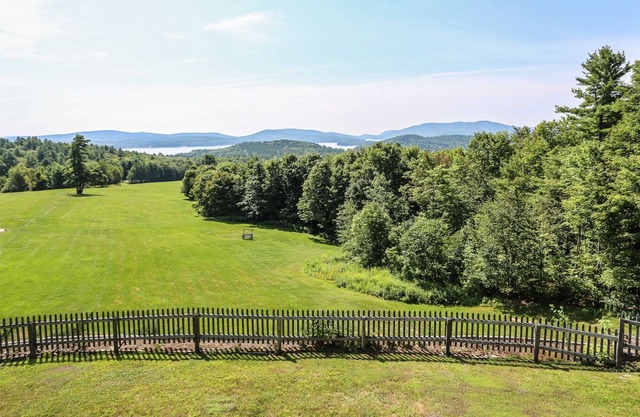 Paradis quatre saisons avec accès au lac, tennis, piscine, ski et golf gratuit!