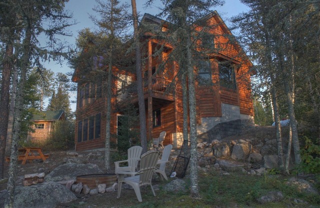 Retraite quatre saisons ** Cabine moderne et isolée en fer blanc au bord du lac blanc ** 5 acres **