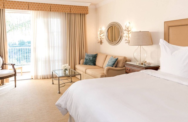 Four Seasons Luxury Villa for 8, minutes from the beach! Onsite Golf and Spa!