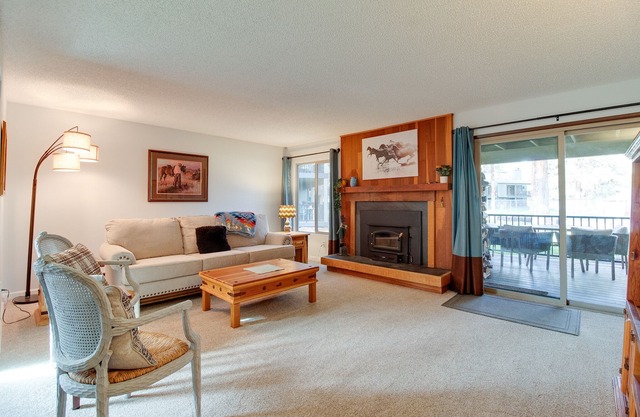 Fourth Sisters Escape sleeps 6 ground level condo w/ community pool and spa