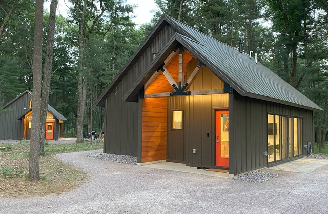 Fox Cabin @ Orange Tractor Retreat: 3BR ADA accessible cabin on 40 private acres