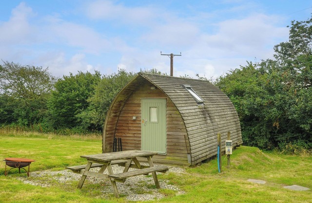 FOX DEN @ PENBUGLE ORGANIC FARM, pet friendly, with a garden in Duloe