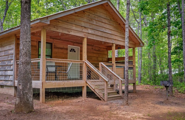 Fox Hole-centrally located w/hot tub & fire pit
