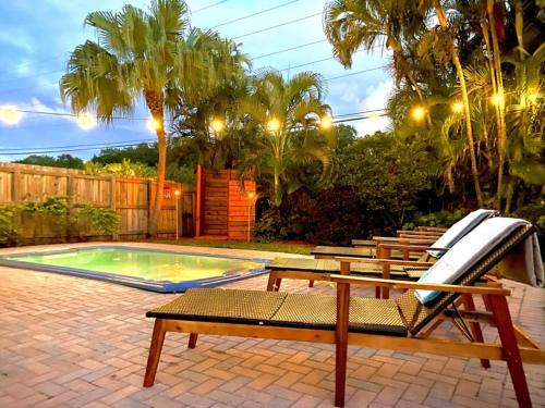 Fox Island Heated Spa- Downtown & Beach home