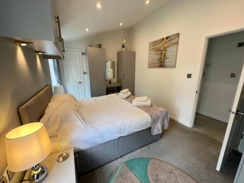 Fox Lodge at Owlet Hideaway - with Hot Tub, Near York
