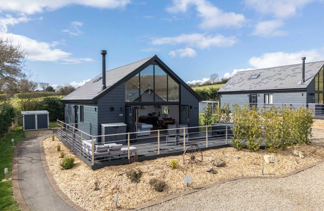 FOXES DEN, pet friendly, with hot tub in Thornton Dale
