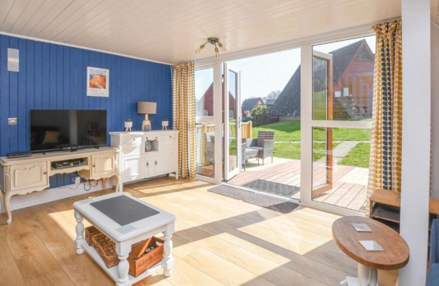 Foxes Sea Side Retreat Deluxe Chalet is a lovely holiday home tucked away on the Kent Coast