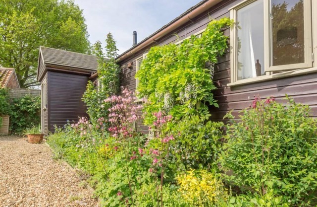 Ce charmant chalet en bois est à seulement 15 minutes de la côte.