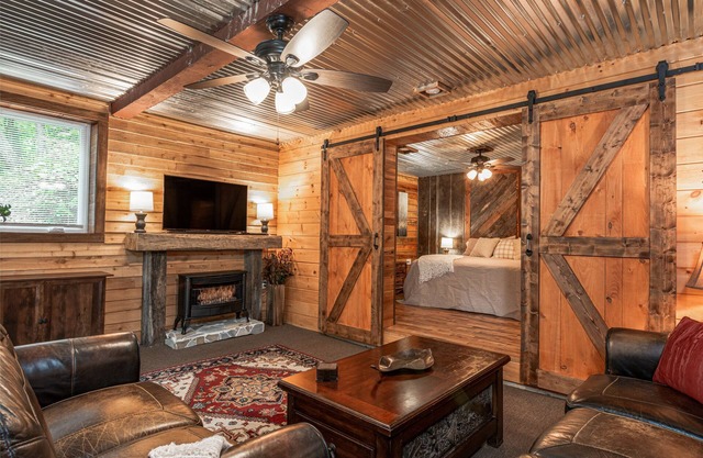 Foxwood Cabin / Hot Tub, Wifi, Pet Friendly, Easy Access