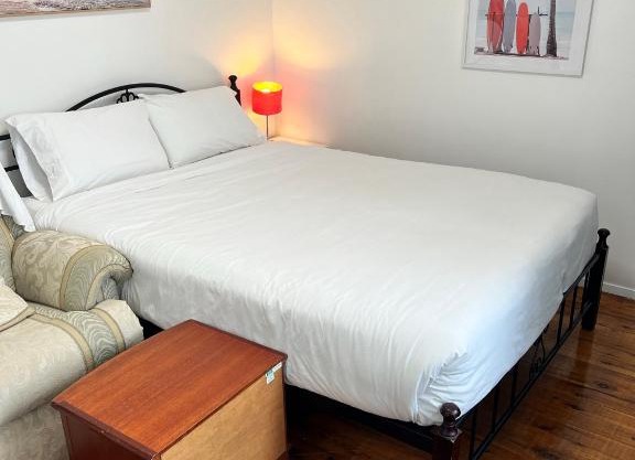 Fragrant Homes-68B independent aircon room, with 65’TV, queen size beds, rest sofa, built in wardrobe