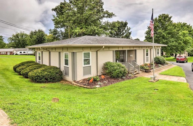 Frankfort Townhome Less Than 5 Miles to Dwtn and Parks