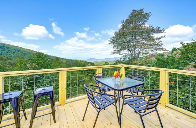Franklin Cottage: Deck w/ Blue Ridge Mtn Views!