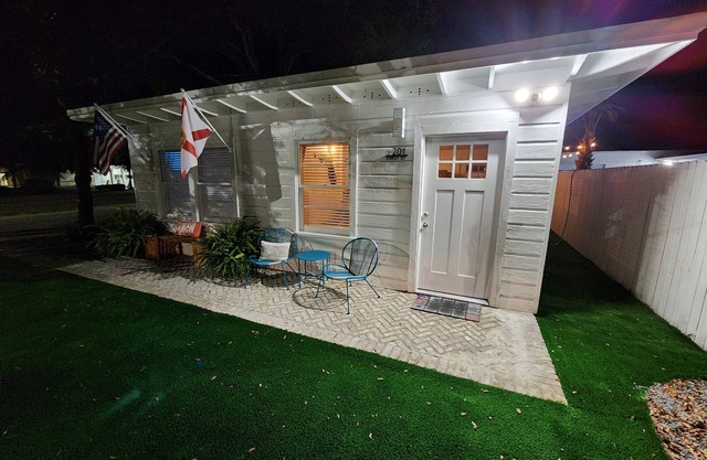 Frannys FUN Florida Cottage by the Beach Downtown Fort Walton Beach!