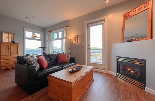 Ocean View I Downtown I Fireplace I Pets I Beach
