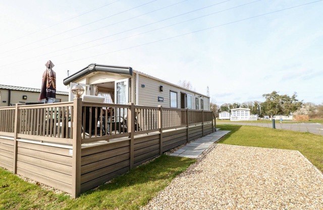 FREDDY'S LODGE, FOXBURROW HANG, family friendly, with pool in Fritton
