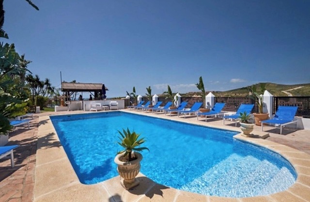 Free bar, Private Pool, Jacuzzi, WIFI, Football, Pool Table, Table tennis, Air/C