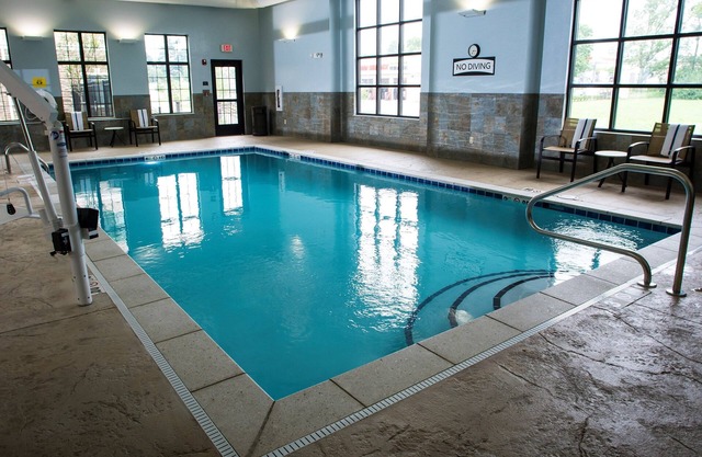Petit déjeuner gratuit. Piscine intérieure. Gym. 10 min de l'Université du Kentucky.