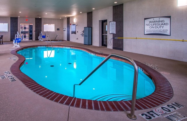 Petit déjeuner gratuit. Piscine intérieure et bain à remous. Courte distance en voiture du centre de convention Maude Cobb.