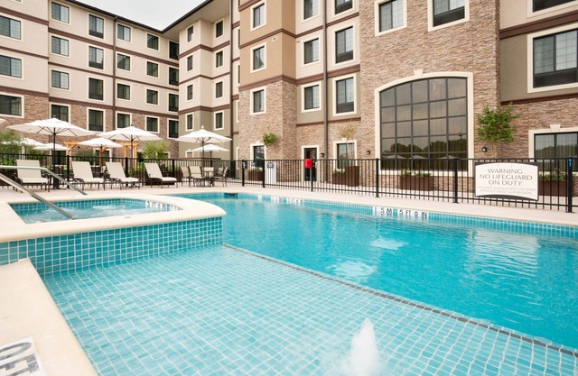 Petit déjeuner gratuit + piscine extérieure + bain à remous | Suite Premium à seulement 15 minutes de Six Flags!