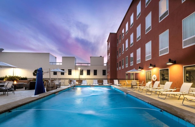 Petit déjeuner gratuit. Piscine extérieure. Gym. Près de Maxwell Air Force Base!