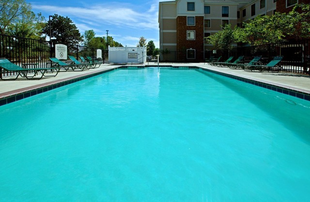 Petit déjeuner gratuit + piscine extérieure + bain à remous | Centre d'affaires ouvert 24h / 24