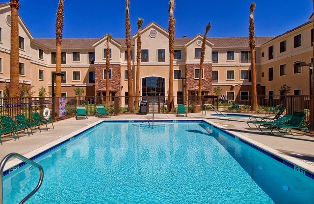 Free Breakfast. Outdoor Pool & Hot Tub. Relaxing Retreat!