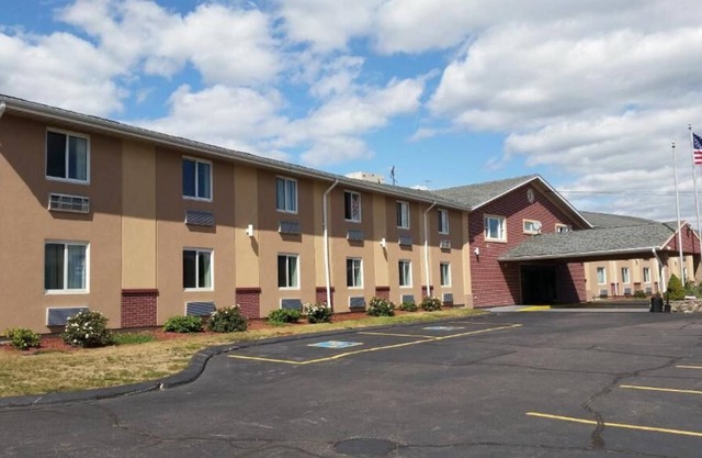FREE Breakfast & Parking! 2 Spacious Units Near Hall at Patriot Place!