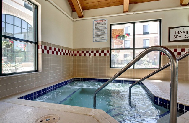 Petit déjeuner gratuit. Piscine et bain à remous. Emplacement du centre-ville. Près de l'Université du Wisconsin-Madison!
