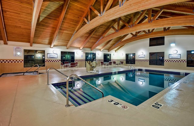 Petit déjeuner gratuit. Piscine et bain à remous. Emplacement du centre-ville. Votre prochain voyage!