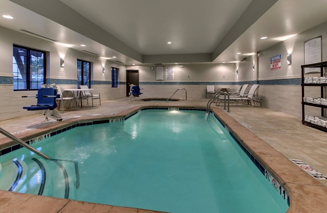 Petit déjeuner gratuit. Piscine et bain à remous. Navette aéroport. Votre prochain voyage!