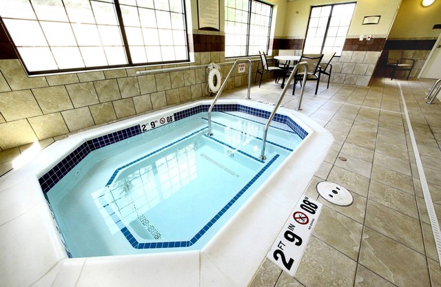 Petit déjeuner gratuit. Piscine et bain à remous. Gym. Votre prochain voyage!