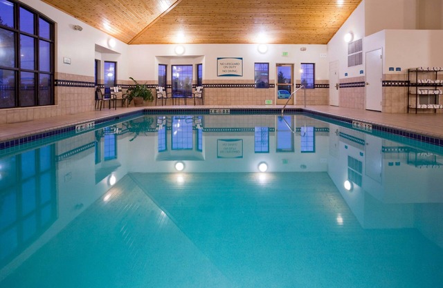 Petit déjeuner gratuit. Piscine et bain à remous. Gym. Près des magasins premium d'Albertville!