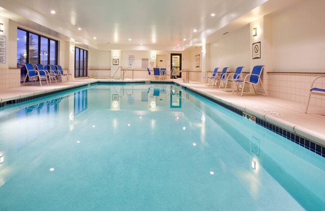Petit déjeuner gratuit. Piscine et bain à remous. Gym. Près du centre médical Aurora!